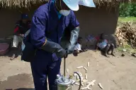 Cán bộ chuẩn bị phun tồn lưu trong nhà (IRS)