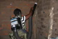 Thu muỗi sống bằng máy hút đeo lưng để thử kháng thuốc (Malawi, PMI/CDC)